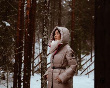 Beige et Blanc Écharpe de Christine Kong sur l'Instagram account @dailykongfidence