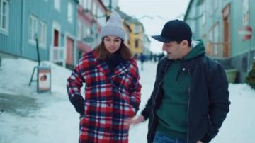 Rouge Manteau porté par Johanne (Ida Elise Broch) dans la Maison pour Noël, Saison 1 Épisode 2