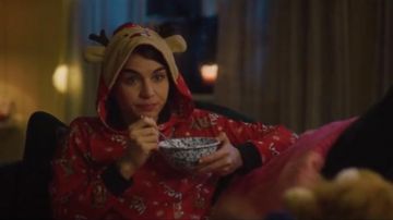 Rouge de Noël Pyjama porté par Johanne (Ida Elise Broch) dans la Maison pour Noël, Saison 1 Épisode 2