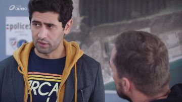 The t-shirt Space Invaders Georges (Mayel Elhajaoui) in Tomorrow belongs to us