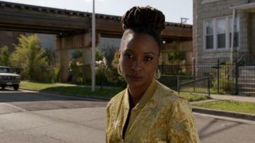 Chaqueta Bomber de terciopelo amarillo usada por Veronica Fisher (Shanola Hampton) en Shameless Temporada 10 Episodio 7