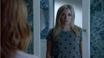 Camiseta gris usada por Roxy Doyle (Emily Osment) en Almost Family Temporada 1 Episodio 9