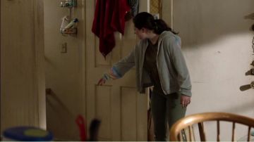 Gris Capuche porté par Debbie Gallagher (Emma Kenney) dans Shameless Saison 10 Épisode 7