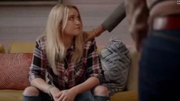 Camisa a cuadros usada por Roxy Doyle (Emily Osment) en Almost Family Temporada 1 Episodio 9