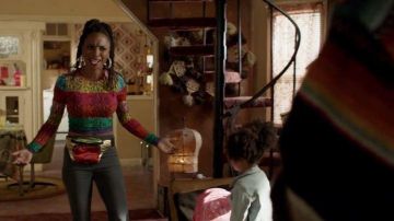 Arc-en-ciel Snakeprint Haut à Manches Longues portées par Veronica Fisher (Shanola Hampton) dans Shameless Saison 10 Épisode 8