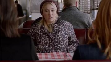Chaqueta Leopard Puffer usada por Roxy Doyle (Emily Osment) en Almost Family Temporada 1 Episodio 9