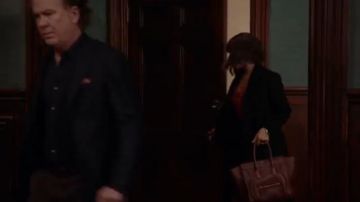 Bolso de equipaje de Borgoña usado por Edie Palmer (Megalyn Echikunwoke) en Almost Family Temporada 1 Episodio 9