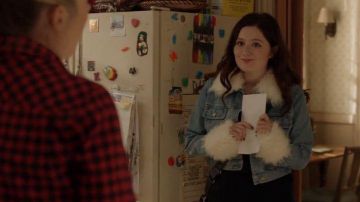 Veste de Denim, Blanc, avec Garniture de Fourrure porté par Debbie Gallagher (Emma Kenney) dans Shameless Saison 10 Épisode 8