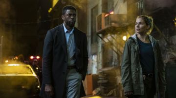 Parka verde de Frankie Burns (Sienna Miller) en Manhattan Lockdown
