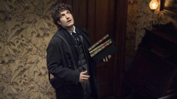 Abrigo largo negro de Friedrich Bhaer (Louis Garrel) en Mujercitas