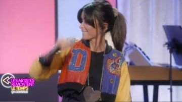 Le collier Heartbreak avec fermoir mousqueton. de Jenifer dans Les artistes remontent le temps spéciale années 80 sur M6