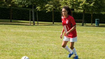 La camiseta roja de fútbol de Sandra (Sabrina Ouazani) en A Beautiful Team