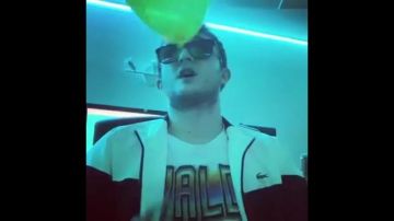 La veste zippée Lacoste  portée par Vald dans sa vidéo Valentino (EXTRAIT EXCLU)