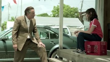 Vans zapatillas negras de Ana (Dafne Keen) en Ana