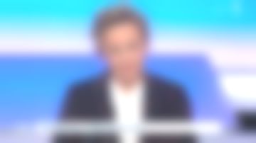 La veste de tailleur en velours imprimé étoiles de Caroline Roux dans C dans l'air le 30.12.2019