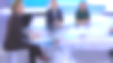 Le pantalon droit en velours ras imprimé étoiles filantes de Caroline Roux dans C dans l'air le 30.12.2019