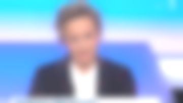 La chemise col classique à plastron brodé en coton Blanc de Caroline Roux dans C dans l'air le 30.12.2019