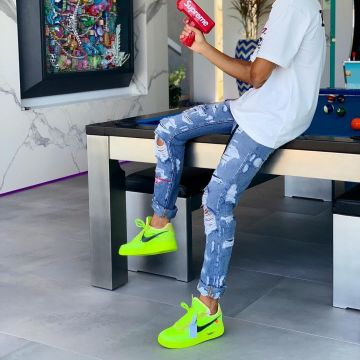 Air Force 1 Off-White "Volt" usado por Moha Mmz en la cuenta de Instagram de @moha_2mz 