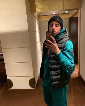 The down jacket without sleeve black Just Riadh on his account Instagram @justriadh