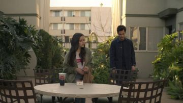 Girl Power Cropped Camiseta blanca gráfica usada por Ellie (Jenna Ortega) en YOU (S02E01)