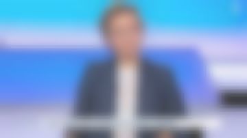 La veste blazer intemporelle rayée bleu marine de Caroline Roux dans C dans l'air le 02.01.2020