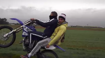 Le pantalon de survêtement gris Adidas porté par Zola dans son clip Belles Femmes