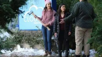La doudoune noire portée par Amy (America Ferrera) dans Superstore (S05E10)