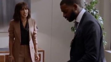 Chaqueta larga de Tabacco usada por Edie Palmer (Megalyn Echikunwoke) en Almost Family Temporada 1 Episodio 9