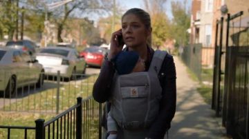 Ergobaby Gris porte-Bébé porté par Tami Tamietti (Kate Mineur) dans Shameless Saison 10 Épisode 8