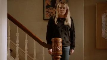 Sudadera negra estampada usada por Roxy Doyle (Emily Osment) en Almost Family Temporada 1 Episodio 9