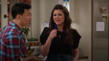 Gold Coin Compass Necklace worn by Lori Mendoza (Tiffani Thiessen) in Alexa & Katie Season 3 Episode 2