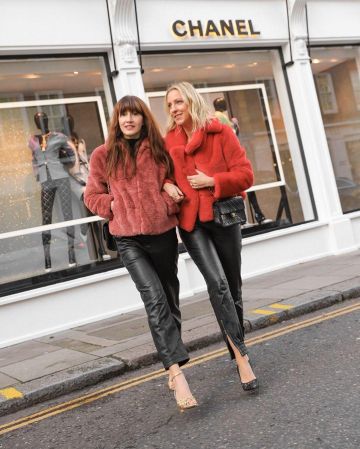 Red Coat of Hannah on the Instagram account @belleandbunty