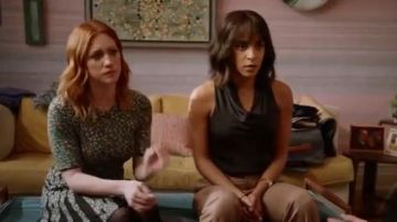 Black Cowl Neck Top usado por Edie Palmer (Megalyn Echikunwoke) en Almost Family Temporada 1 Episodio 9