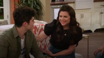 Button front tie waist split front denim midi skirt worn by Lori Mendoza (Tiffani Thiessen) in Alexa & Katie Season 3 Episode 2