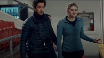 Morph Quilted Down Jacket porté par Mitch (Will Kemp) en Spinning Out Saison 1 Episode 1