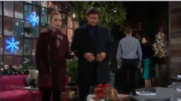 Marc new york Bourgogne Mélange de Laine Manteau porté par Mariah Copeland (Camryn Grimes) comme on le voit sur les Jeunes et Les Agités 30 décembre 2019