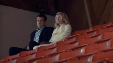 Abrigo largo de envoltura de anillo en D usado por Mandy Davis (Sarah Wright) en Spinning Out Temporada 1 Episodio 2