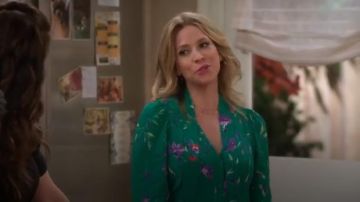 Green floral tie neck blouse worn by Jennifer Cooper (Jolie Jenkins) in Alexa & Katie Season 3 Episode 2