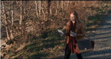 Trapeze Leather Hand­bag worn by Melinda Monroe (Alexandra Breckenridge) in Virgin River Season 1 Episode 1