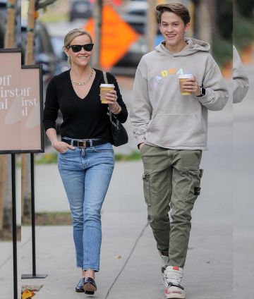 Cinturón de hebilla con el logotipo de Givenchy usado por Reese Witherspoon Los Ángeles 2 de enero de 2020
