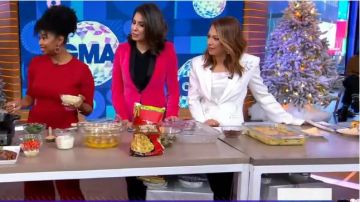 Cinq à Sept White Embellished Blazer usado por Ginger Zee en Access enero 1, 2019