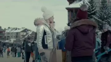 Abrigo de globo plateado usado por Mandy Davis (Sarah Wright) en Spinning Out Temporada 1 Episodio 4