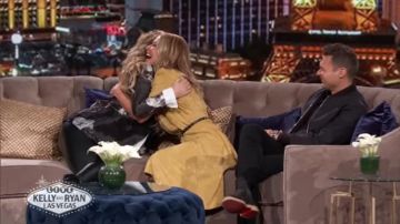 Gucci Leather Drag­on­fly Belt worn by Kelly Ripa on LIVE with Kelly and Ryan December 26, 2019