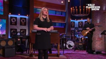 Vestido de cristal negro de Saint Laurent usado por Kelly Clarkson en The Kelly Clarkson Show 30 de diciembre de 2019