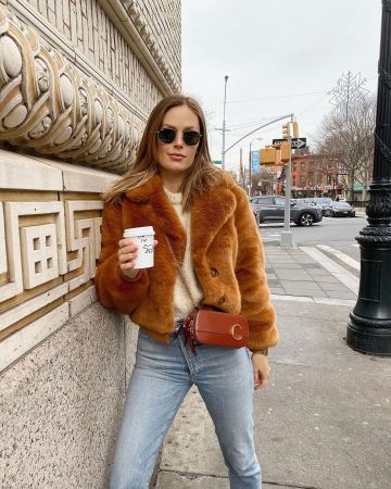 Chloé C Mul­ti Com­pact Cross­body Bag of Charlotte Bridgeman on the Instagram account @charlottebridgeman