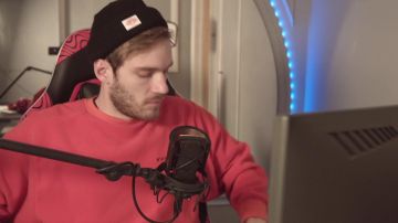 The bonnet Danton black wool PewDiePie in the video Addressing the Reddit Controversy