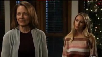 Sanctuary Striped Knit Sweater usado por Josslyn Jacks (Eden McCoy) como se ve en general Hospital 1 de enero de 2020