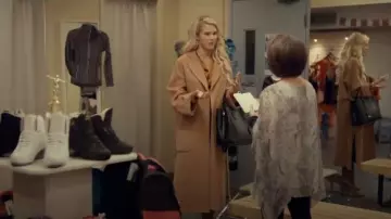 Gabardina usada por Mandy Davis (Sarah Wright) en Spinning Out Temporada 1 Episodio 5