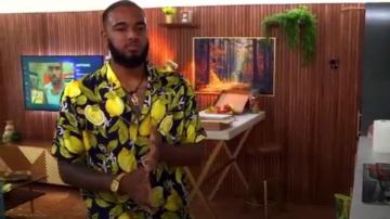 Camisa relaxed Fit Resort usada por Antonio (Antonio DePína) en The Circle Temporada 1 Episodio 1