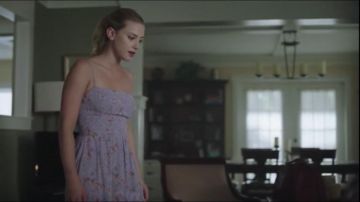 Robe s3ep1 lili reinhart portée par Betty Cooper Lili Reinhart dans la série Riverdale 